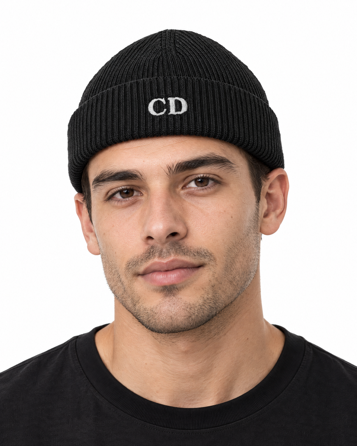 CD Fisherman Mütze — Black, getragen in der Vorderansicht vor weißem Hintergrund mit weißer CD-Stickerei