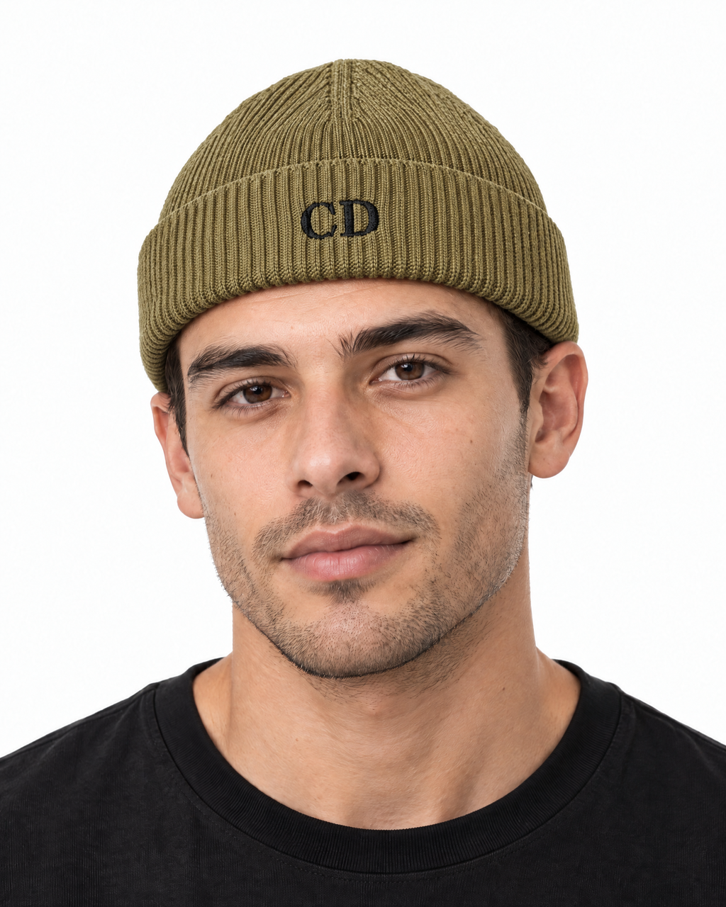 Gorro CD Fisherman — Faded Olive, retrato frontal com a peça vestida sobre fundo branco e bordado CD preto