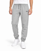 Joggers CD Mover — Heather Grey, vista frontale del capo indossato su sfondo bianco con ricamo CD nero