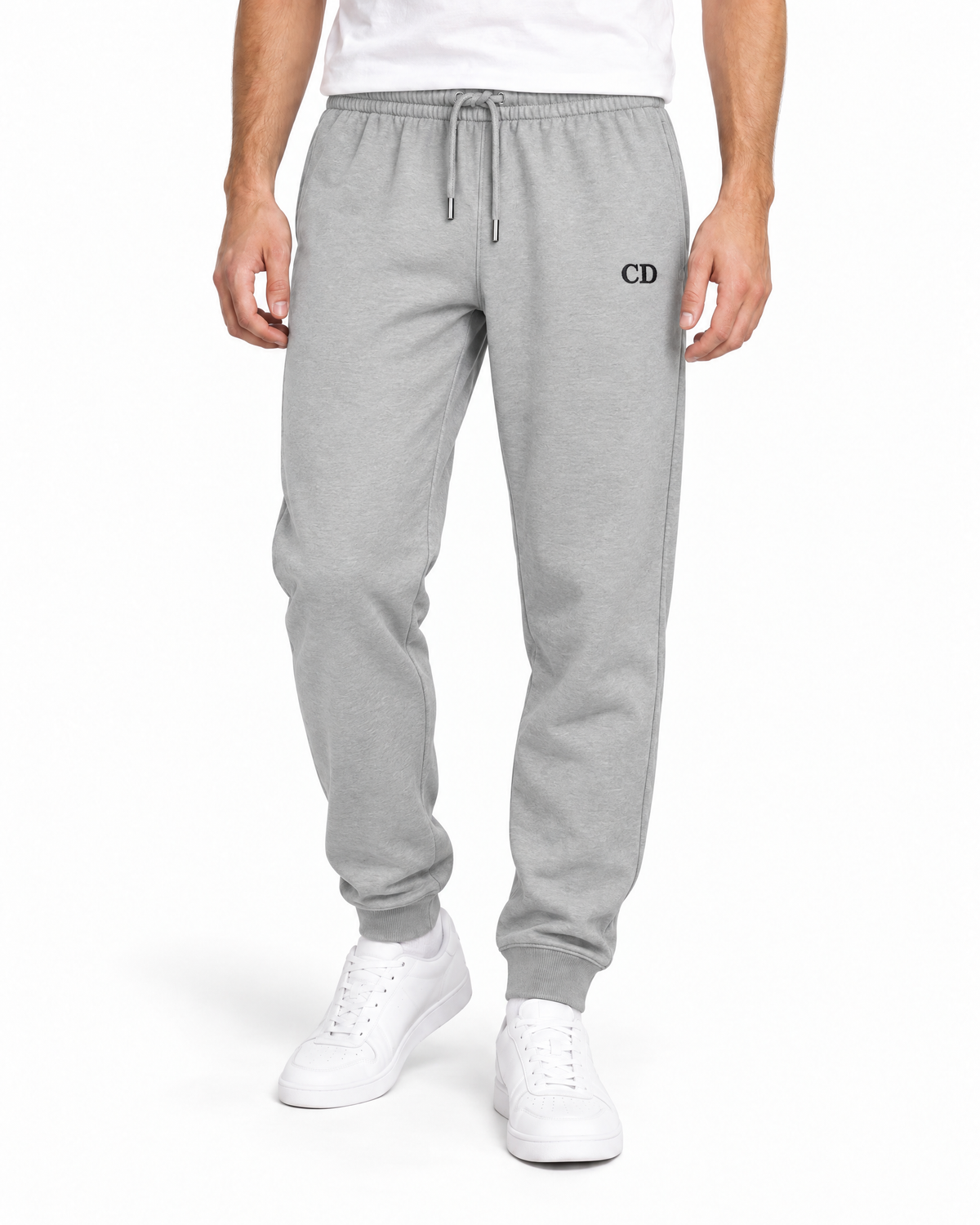 Joggers CD Mover — Heather Grey, vista frontale del capo indossato su sfondo bianco con ricamo CD nero