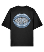 T-shirt Augusta Cold Fortune — Black, vista dal retro con grande stampa della bocca di diamanti azzurro ghiaccio