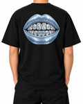 T-shirt oversized Cold Fortune Black, persona A, vista dal retro; simulazione della grafica originale