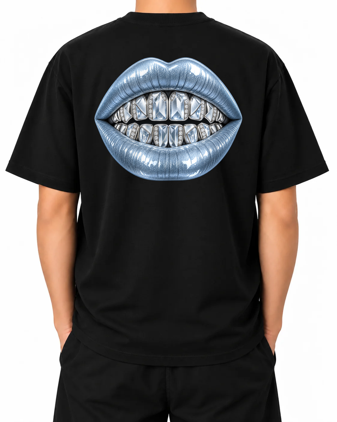 T-shirt oversized Cold Fortune Black, persona A, vista dal retro; simulazione della grafica originale