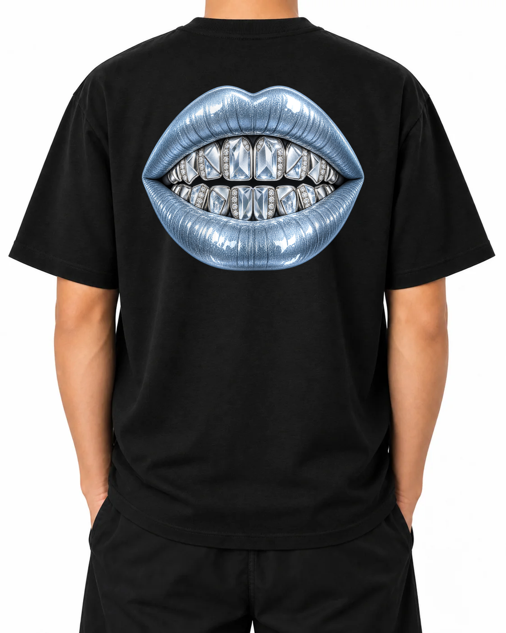 T-shirt oversized Cold Fortune Black, persona B, vista dal retro; simulazione della grafica originale