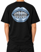 T-shirt oversized Cold Fortune Black, persona B, vista dal retro; simulazione della grafica originale