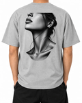 T-shirt Silver Profile — Heather Grey, persona A che indossa la T-shirt, vista dal retro su sfondo bianco