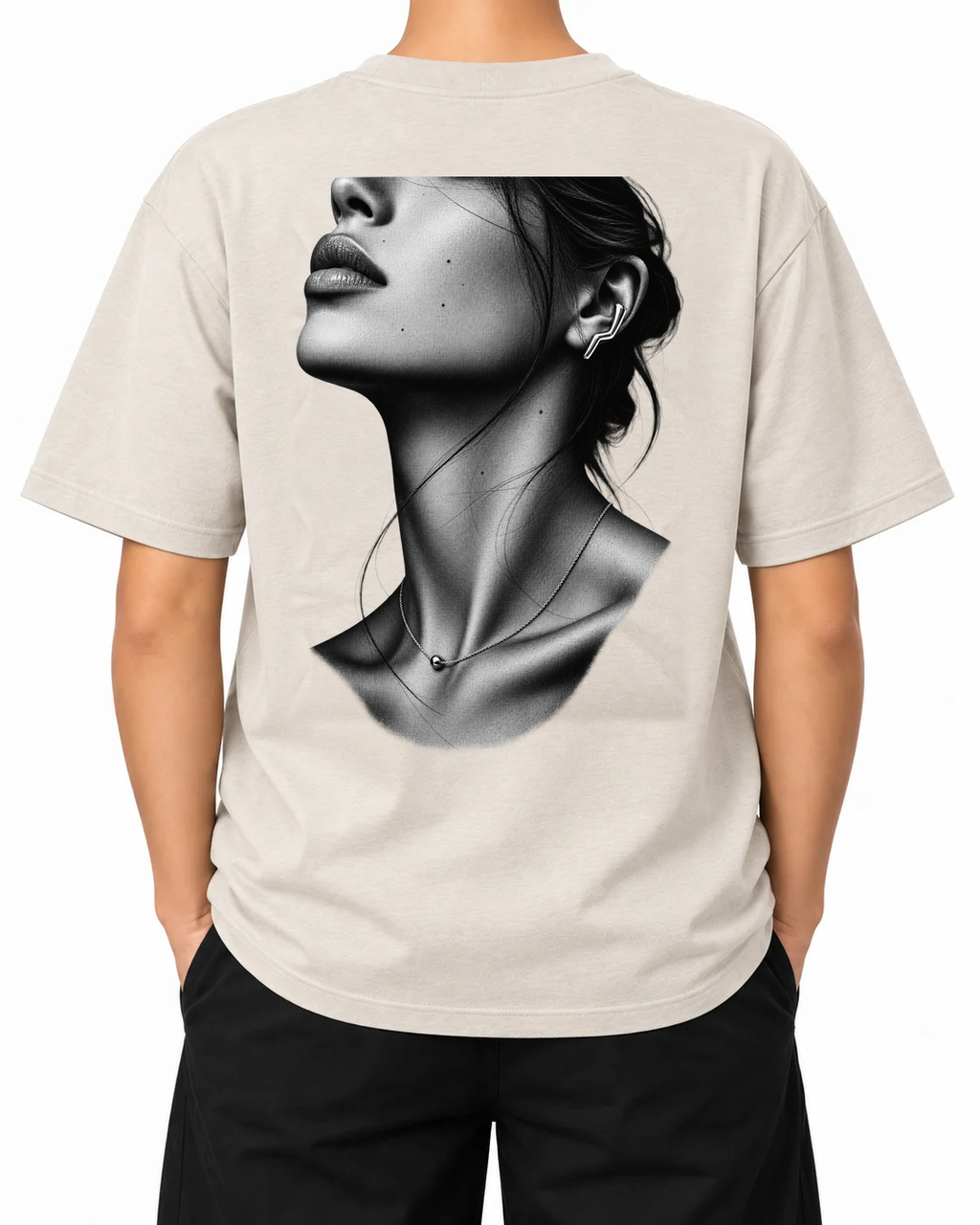 T-shirt Silver Profile — Natural Raw, persona A che indossa la T-shirt, vista dal retro su sfondo bianco