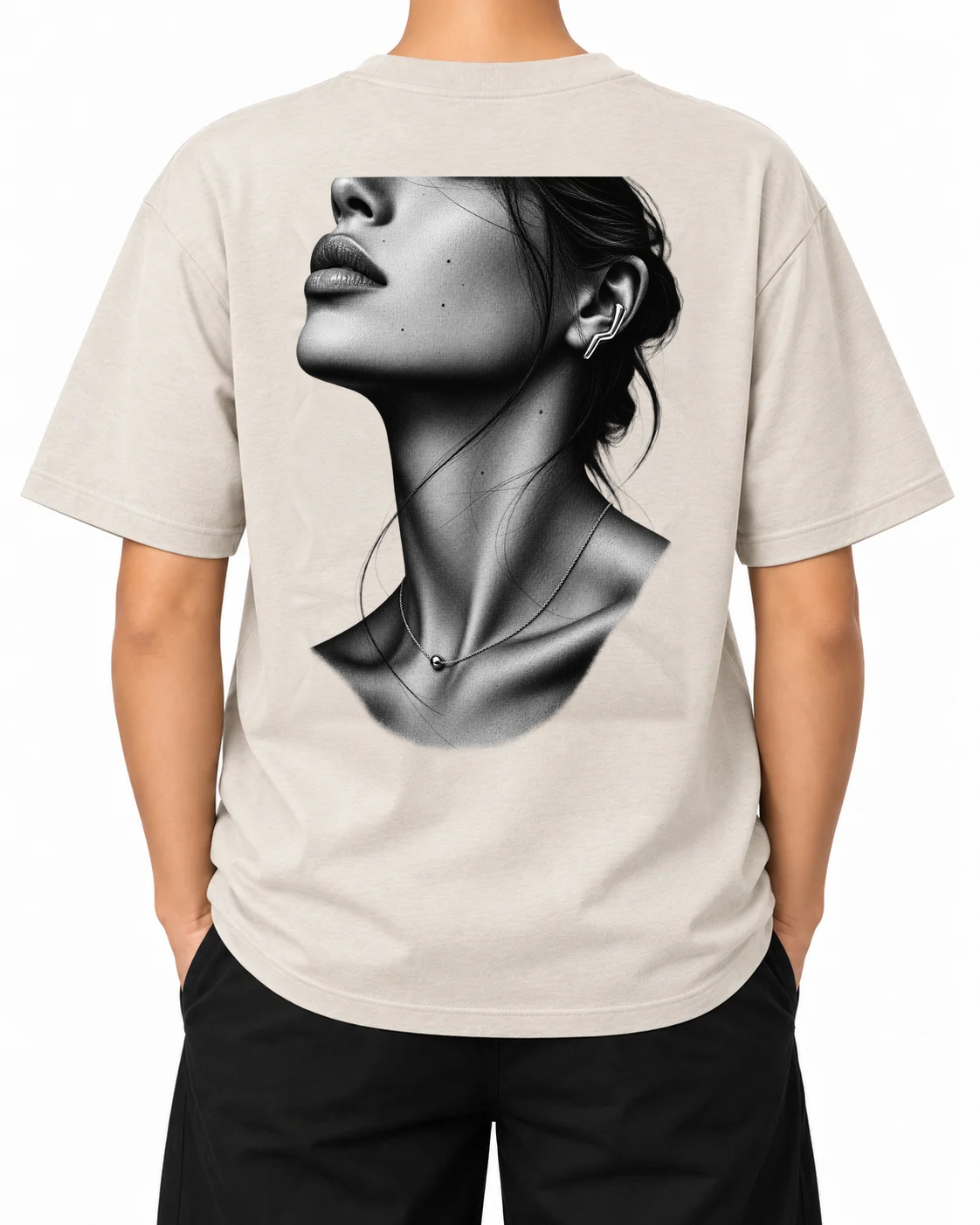T-shirt Silver Profile — Natural Raw, persona A che indossa la T-shirt, vista dal retro su sfondo bianco