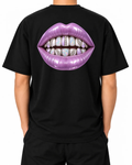 T-shirt Soft Power — Black, persona A che indossa la T-shirt, vista dal retro su sfondo bianco