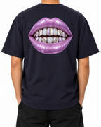 T-shirt Soft Power — French Navy, persona B che indossa la T-shirt, vista dal retro su sfondo bianco