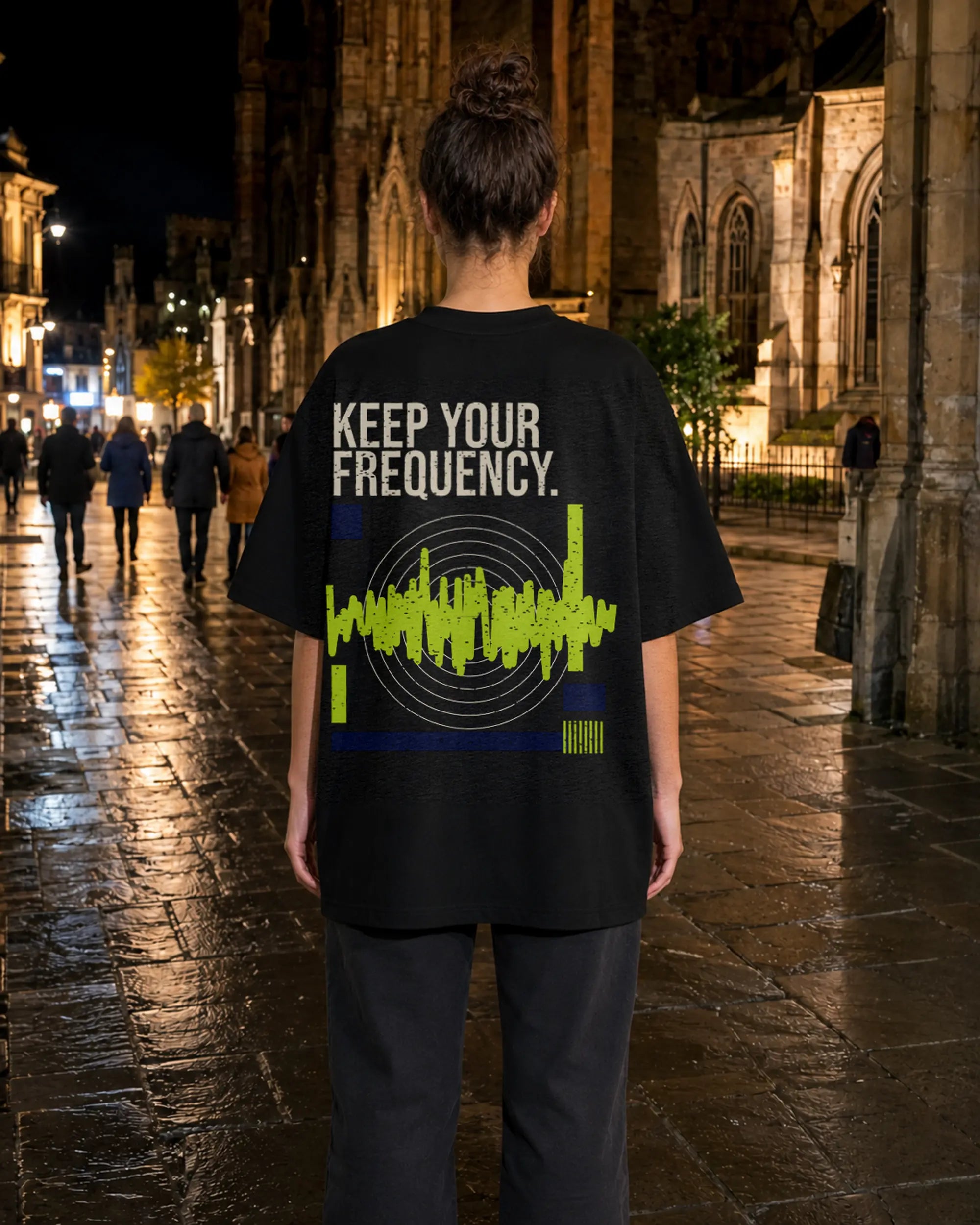 Cabeça Dura Frequency Black — women's back, nighttime | augusta-mode-night augusta-gender-women augusta-view-back augusta-color-black